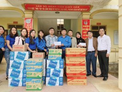 Trường Trung cấp KT - KT Bắc Nghệ An trao quà ủng hộ đồng bào Miền trung.